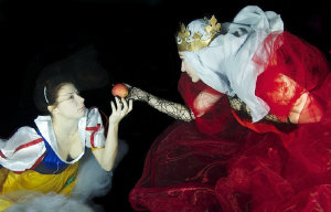 Do you wanna apple ? :-)))
( picture from "Snow white" s... by Lucie Drlikova 